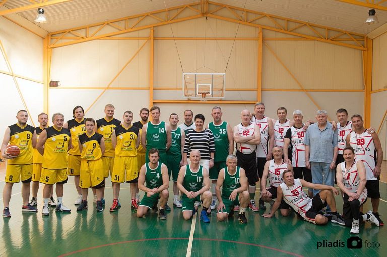 Spaudos dieną žurnalistai pažymėjo krepšinio aikštelėje