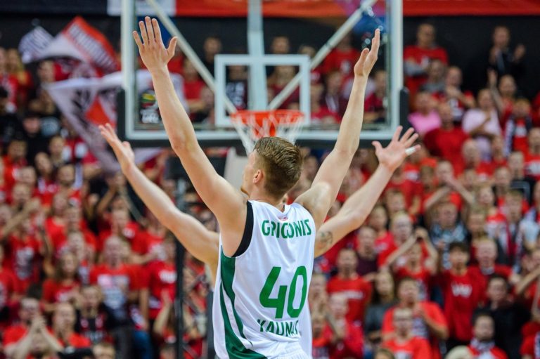 Geriausia spalio mėnesio sporto nuotrauka – „keturrankis“ krepšininkas