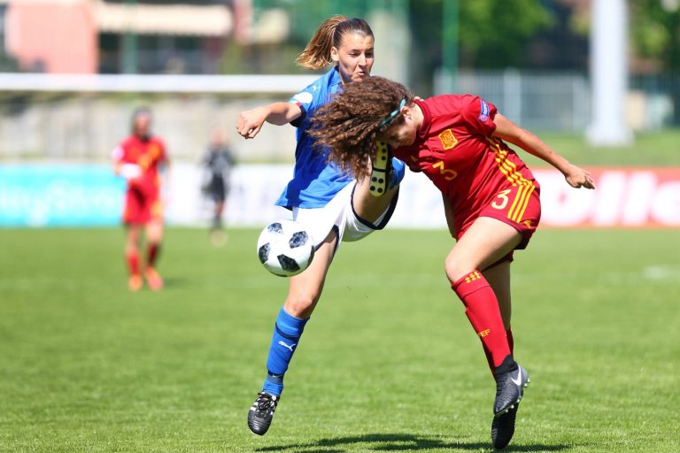 Įspūdingiausiuose sporto nuotraukose – pavojingas merginų futbolas