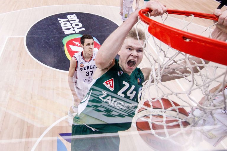Geriausioje vasario sporto nuotraukoje – galingas krepšininko dėjimas