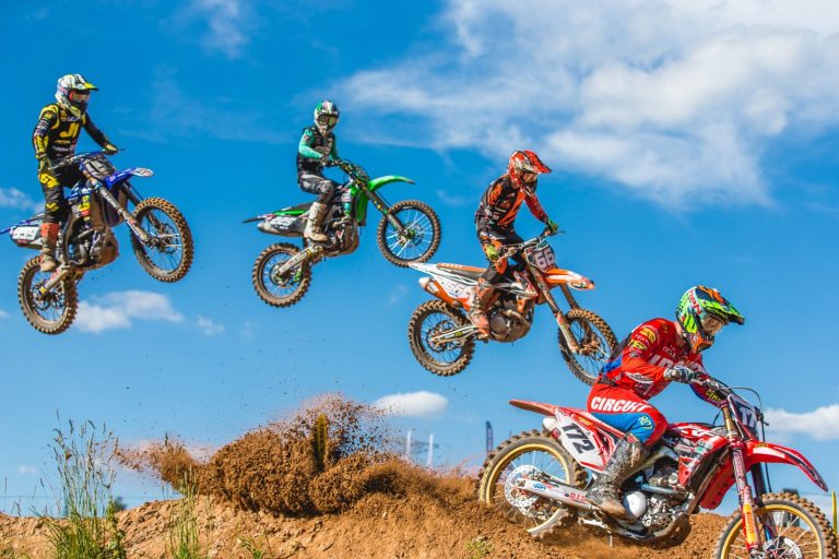 Geriausioje birželio sporto nuotraukoje – įspūdingas motociklininkų skrydis
