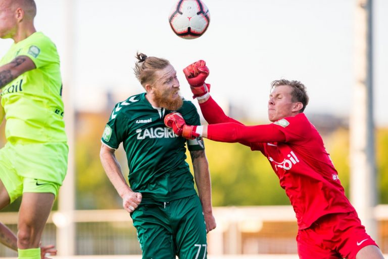 Geriausioje rugpjūčio sporto nuotraukoje – futbolininkų dvikova