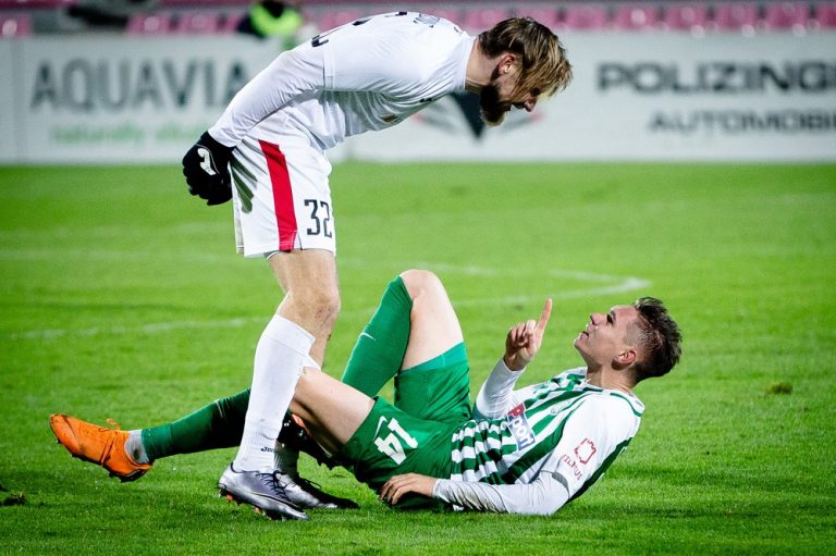 Geriausioje lapkričio sporto nuotraukoje – karštas futbolininkų pokalbis