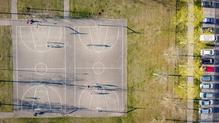 Geriausioje balandžio mėnėsio sporto nuotraukoje – meilė krepšiniui pandemijos metu