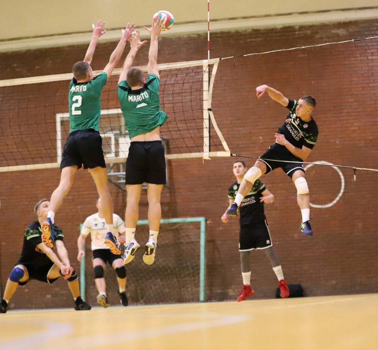 Geriausioje gruodžio sporto nuotraukoje – tinklininkų kova