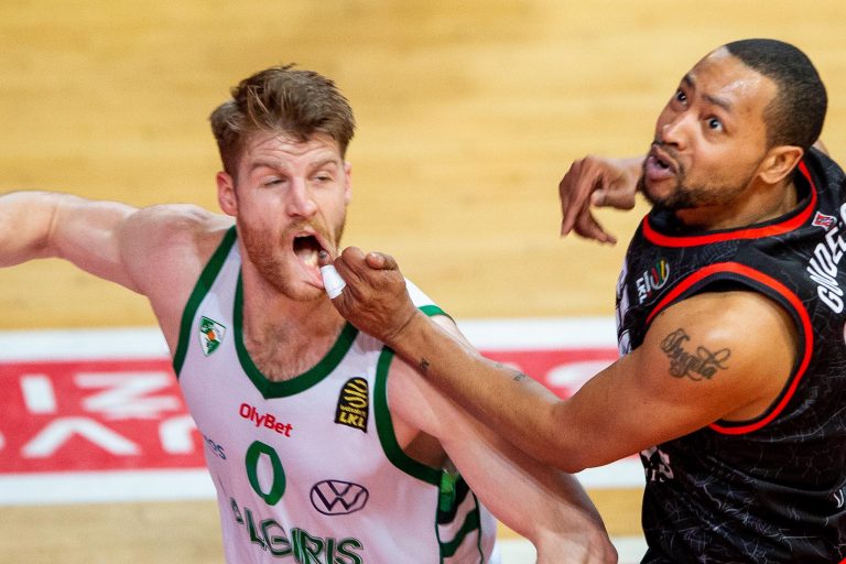 Geriausioje balandžio sporto nuotraukoje – netradicinis gynybos veiksmas