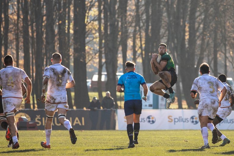 Geriausioje spalio sporto nuotraukoje – regbio rungtynių akimirka