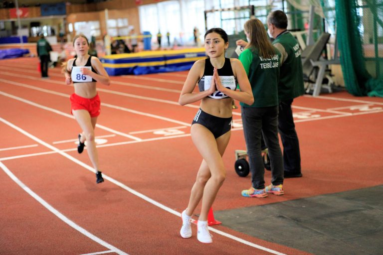 Geriausioje sausio sporto nuotraukoje – jaunosios lengvaatletės finišas