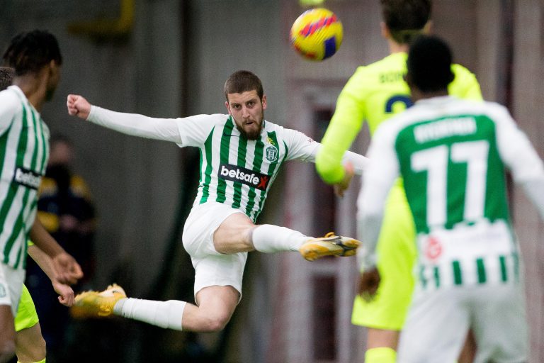 Geriausioje kovo sporto nuotraukoje – akrobatinis „Žalgirio“ futbolininko smūgis