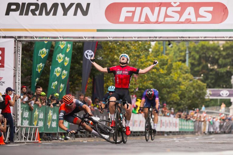 Geriausioje rugpjūčio sporto nuotraukoje – dramatiškas finišas
