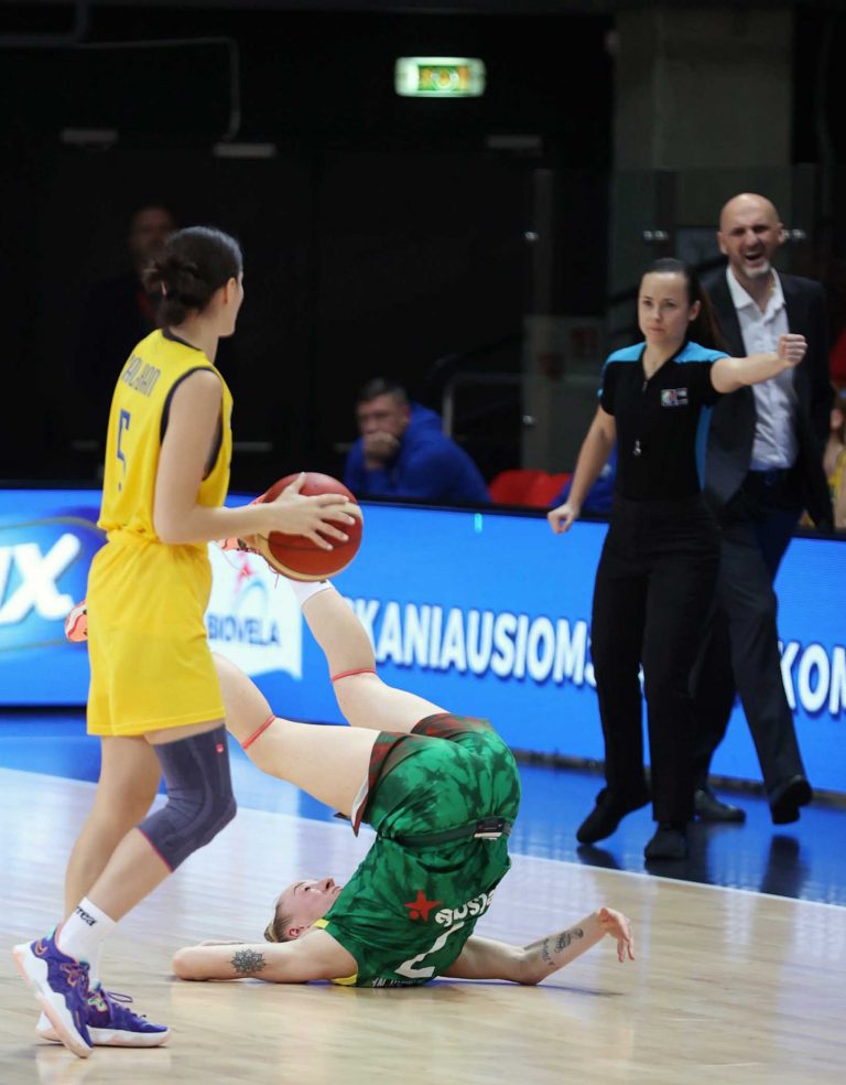Geriausioje lapkričio sporto nuotraukoje – neįprastoje pozoje atsidūrusi krepšininkė 