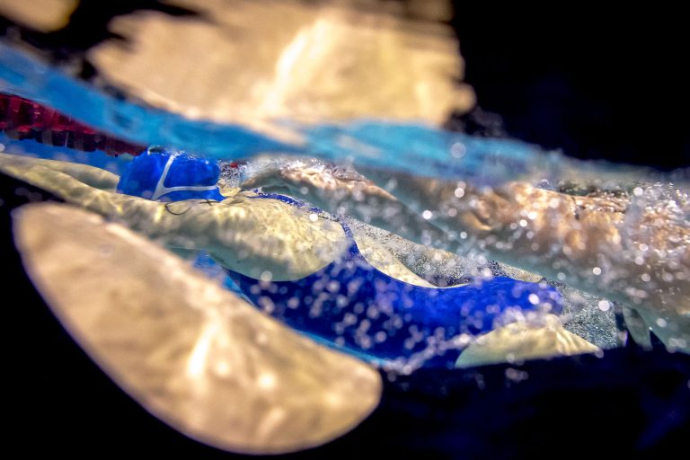 Geriausioje gruodžio sporto nuotraukoje – plaukimo varžybų akimirka
