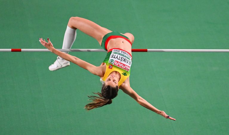 Geriausia kovo sporto nuotrauka – lengvaatletės Urtės Baikštytės skrydis