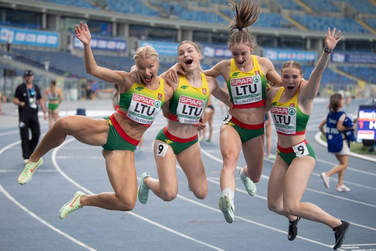 Geriausioje birželio sporto nuotraukoje – džiugaujančios lengvaatletės 