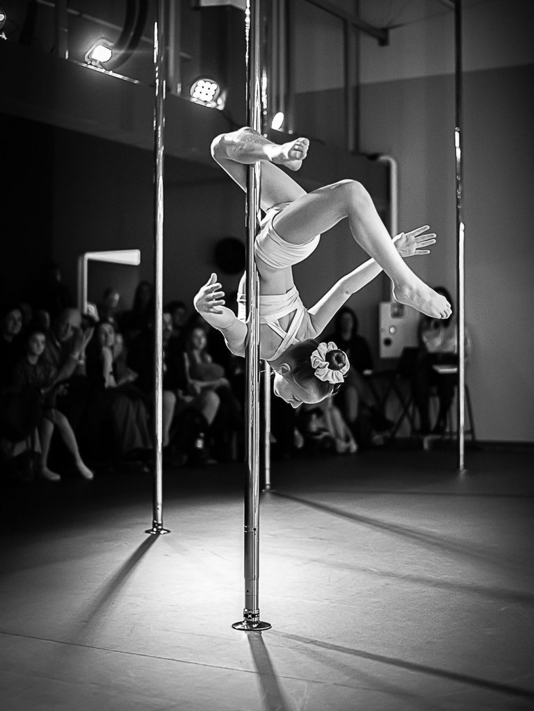Geriausioje gruodžio sporto nuotraukoje – jaunosios „pole sport“ šokėjos pasirodymas