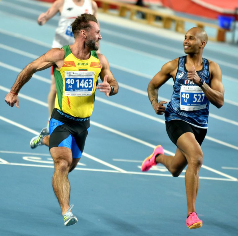 Geriausioje kovo sporto nuotraukoje – sprinterių šypsenos po finišo