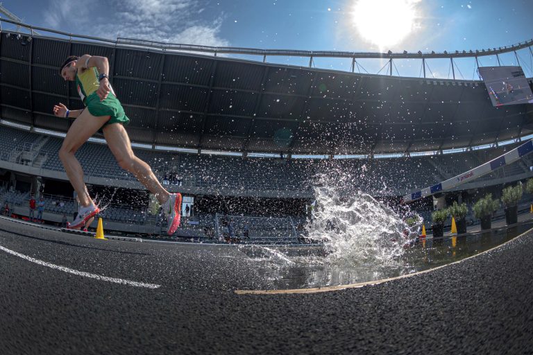 Geriausioje gegužės sporto nuotraukoje – kliūtinio bėgimo akimirka
