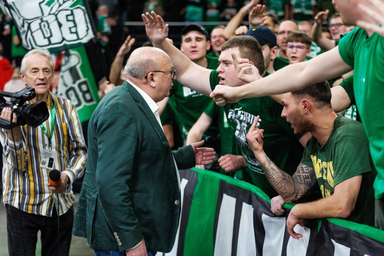 Geriausioje lapkričio sporto nuotraukoje – Kauno mero ir „Žalgirio“ sirgalių konfrontacija
