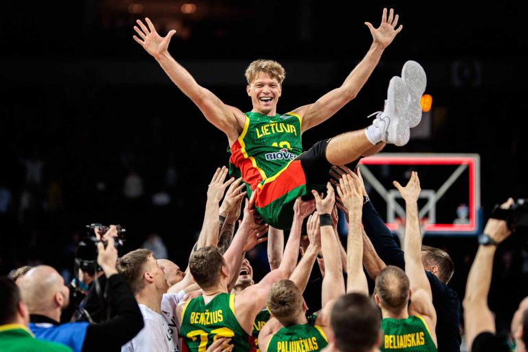 Geriausioje vasario sporto nuotraukoje – su rinktine atsisveikinęs Mindaugas Kuzminskas