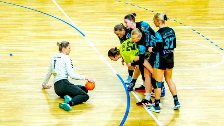 Geriausioje balandžio sporto nuotraukoje – didelėmis pajėgomis sustabdyta rankininkė