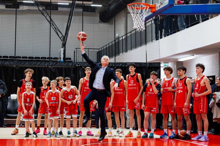 Geriausioje sausio sporto nuotraukoje – Prezidento metimas kabliu