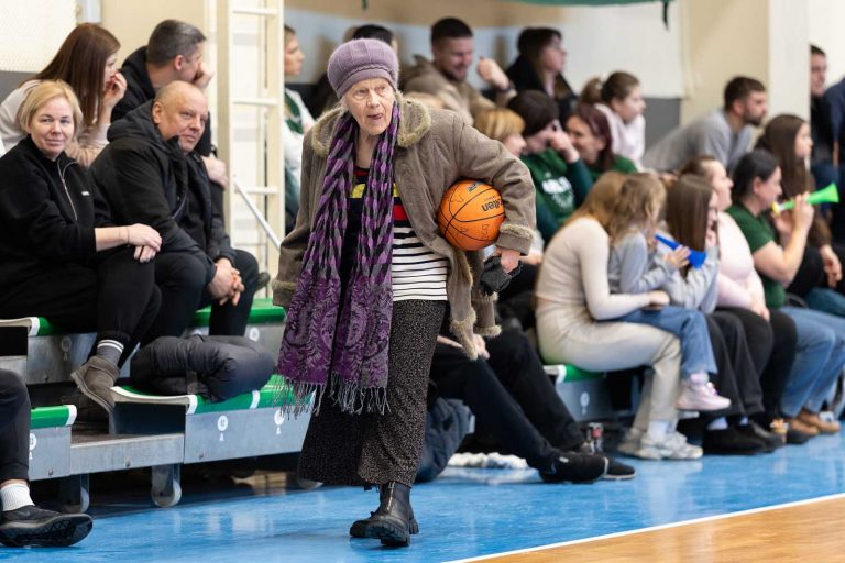 Geriausioje balandžio sporto nuotraukoje – krepšinio aistruolė