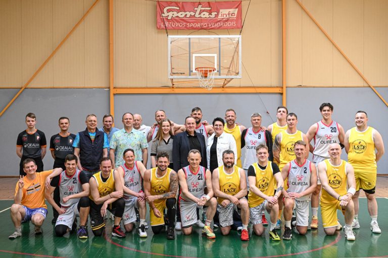Spaudos dienos proga – atkaklios krepšinio rungtynės