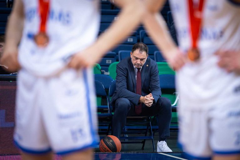 Geriausioje birželio sporto nuotraukoje – liūdesyje paskendęs „Lietkabelio“ treneris