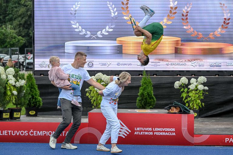 Geriausioje liepos sporto nuotraukoje – pergalės šuolis ant apdovanojimų pakylos