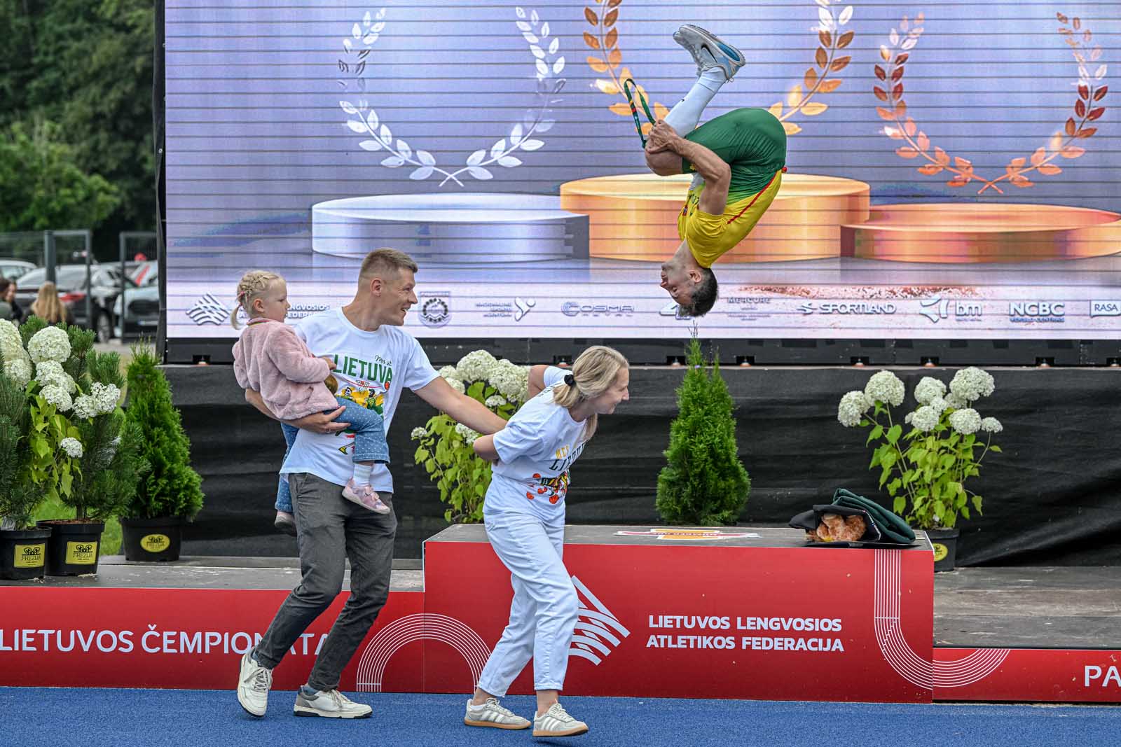 Geriausioje liepos sporto nuotraukoje – pergalės šuolis ant apdovanojimų pakylos