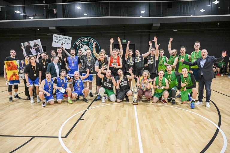 Žurnalistų krepšinio čempionato dalyviai su taure ir medaliais