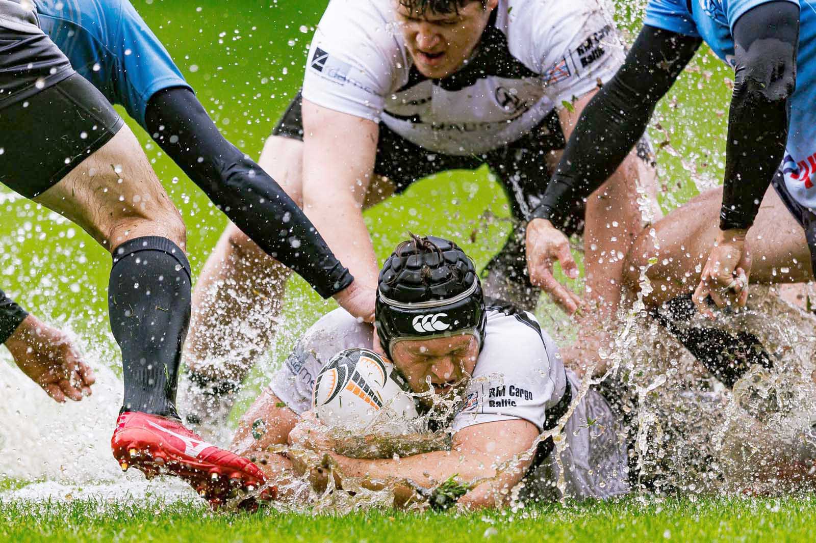 Geriausioje rugsėjo sporto nuotraukoje – regbininkai vandens pursluose